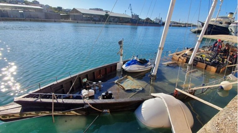 FOTO Pogledajte izvlačenje jedrilice koju je jugo potopilo kod Splita